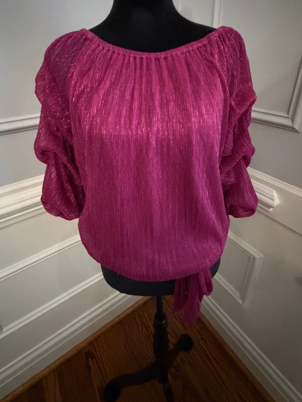 Shining blouse with ruffled sleeves. Size medium color fuchsia. Good condition.